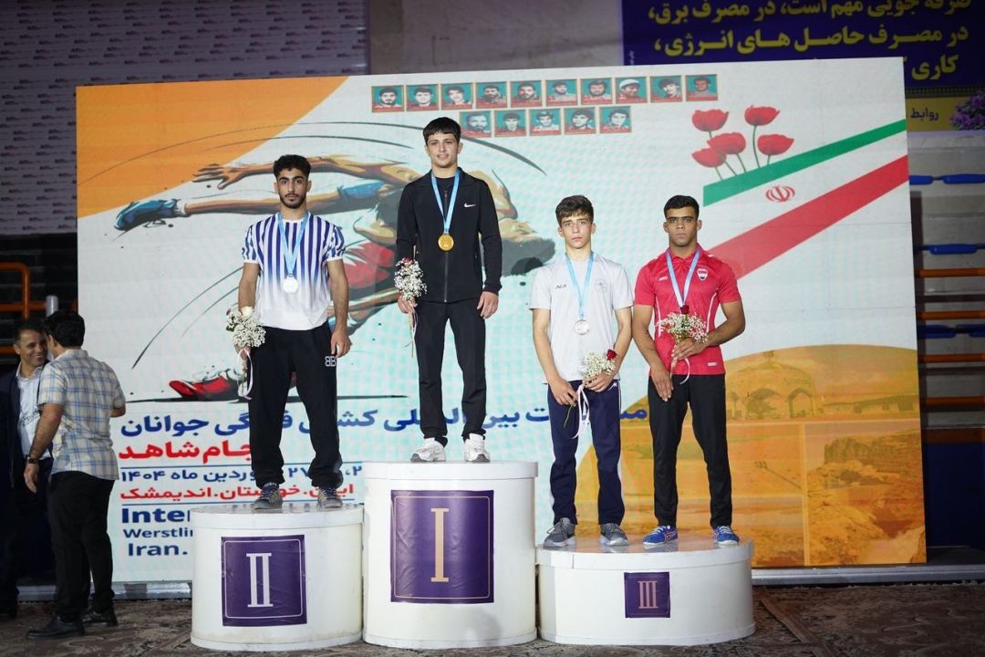 مدال برنز کشور بر گردن کشتی‌گیر چهارباغ