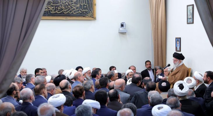 مسائل کشور را به گفتگوها گره نزنیم