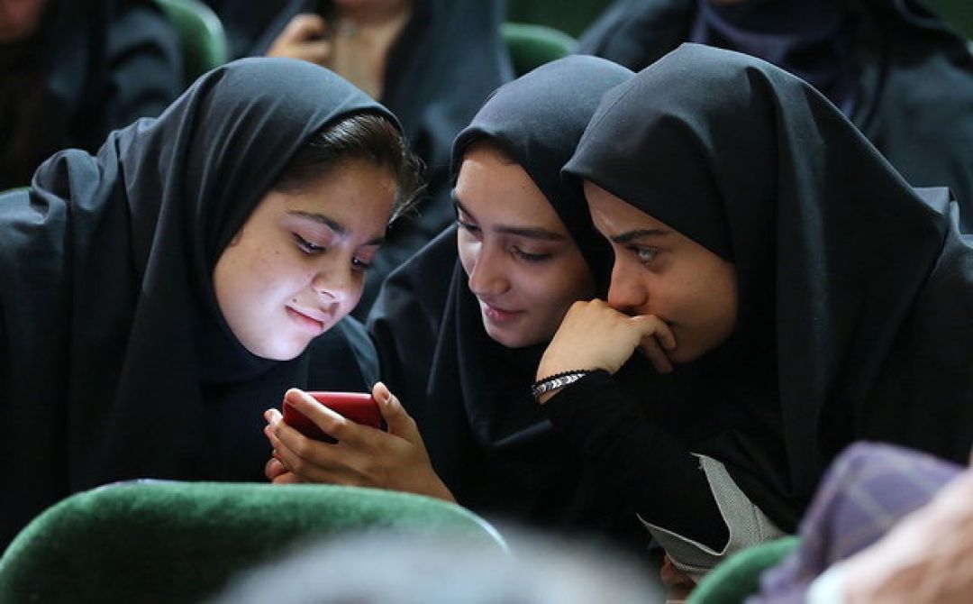 دشمنان هویت دختران را نشانه گرفته‌اند