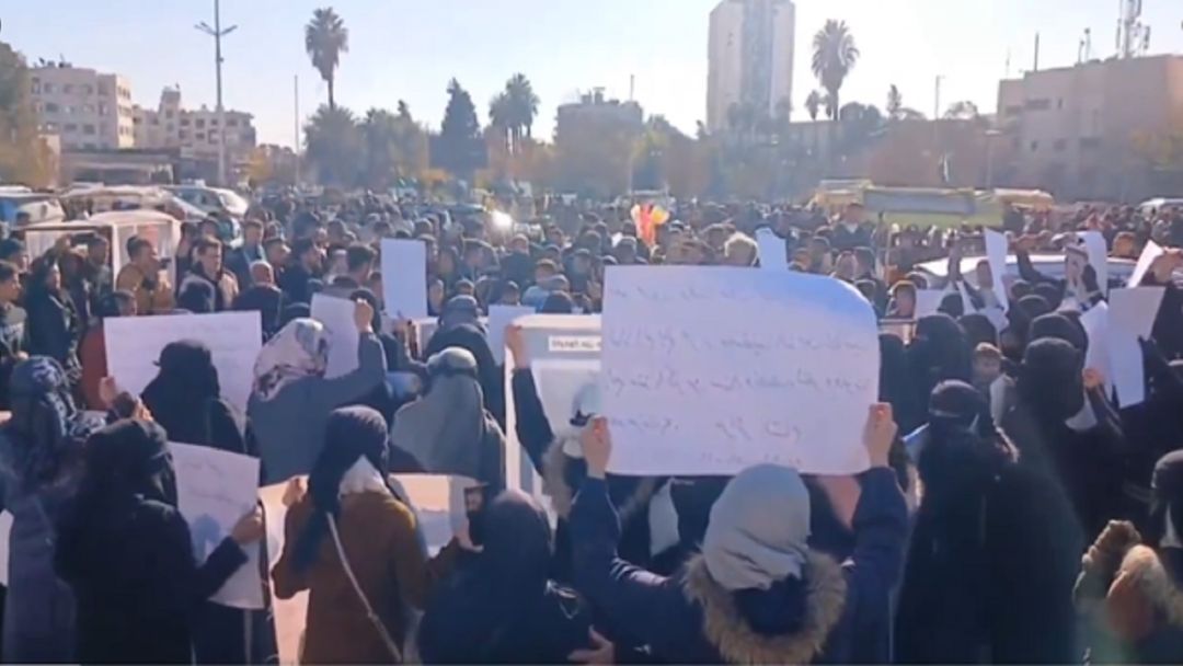 اولین جرقههای اعتراضات علیه الجولانی در سوریه زده شد