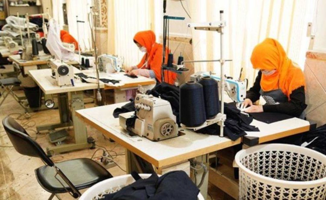 ۱۰ نفر را در کارگاه‌خیاطی به اشتغالزایی رساندم