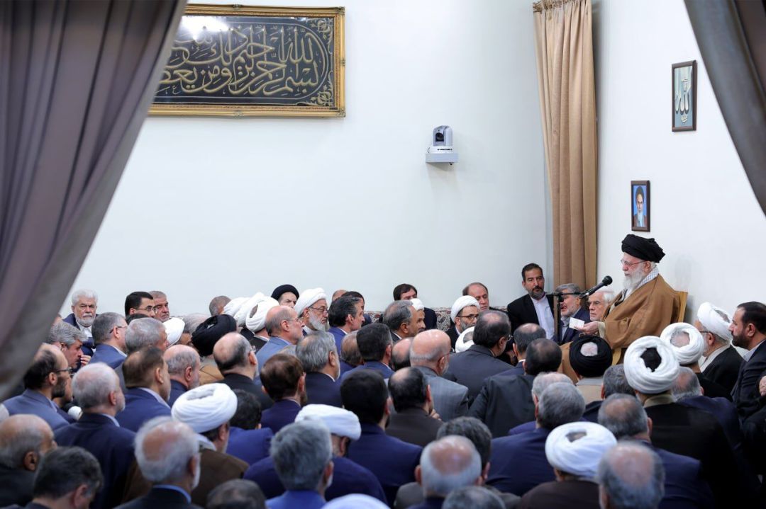 مسائل کشور را به گفتگوها گره نزنیم