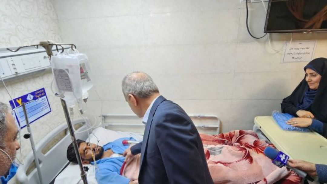 عیادت رئیس‌جمهور از مجروحان حادثه بندر شهید رجایی